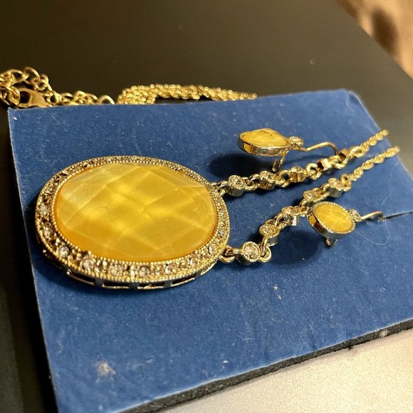 Avon White Opalesque Medallion Necklace Earrings Gift Set (2007) - Picture 5 of 11